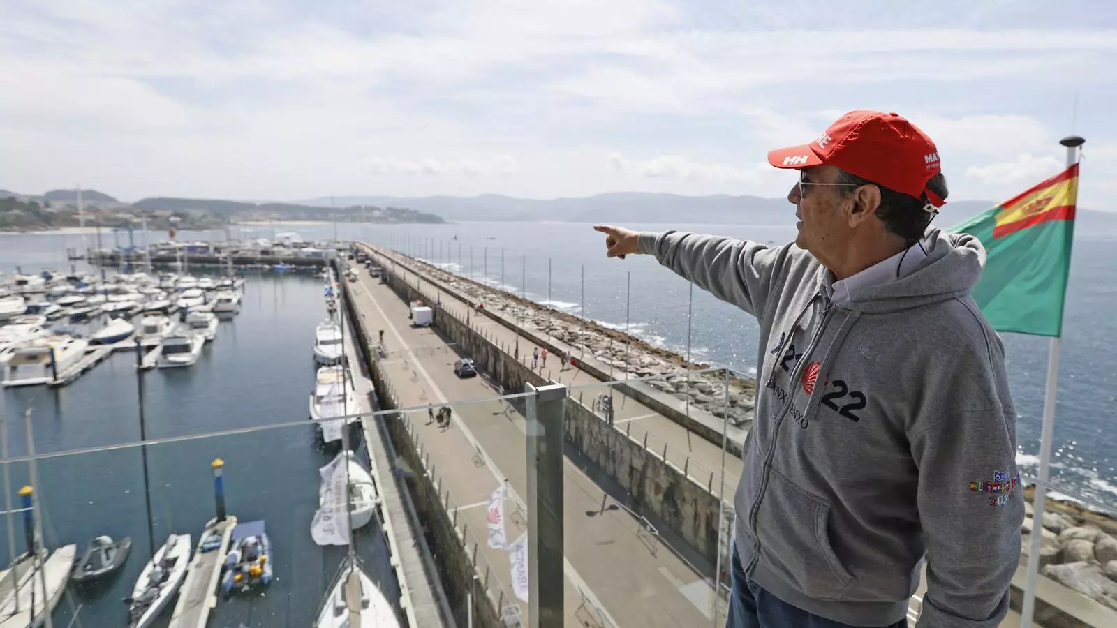 El director de l'equip Movistar, Pedro Campos, assenyala l'embarcació que capitaneja Joan Carles I a Sanxenxo (Pontevedra).