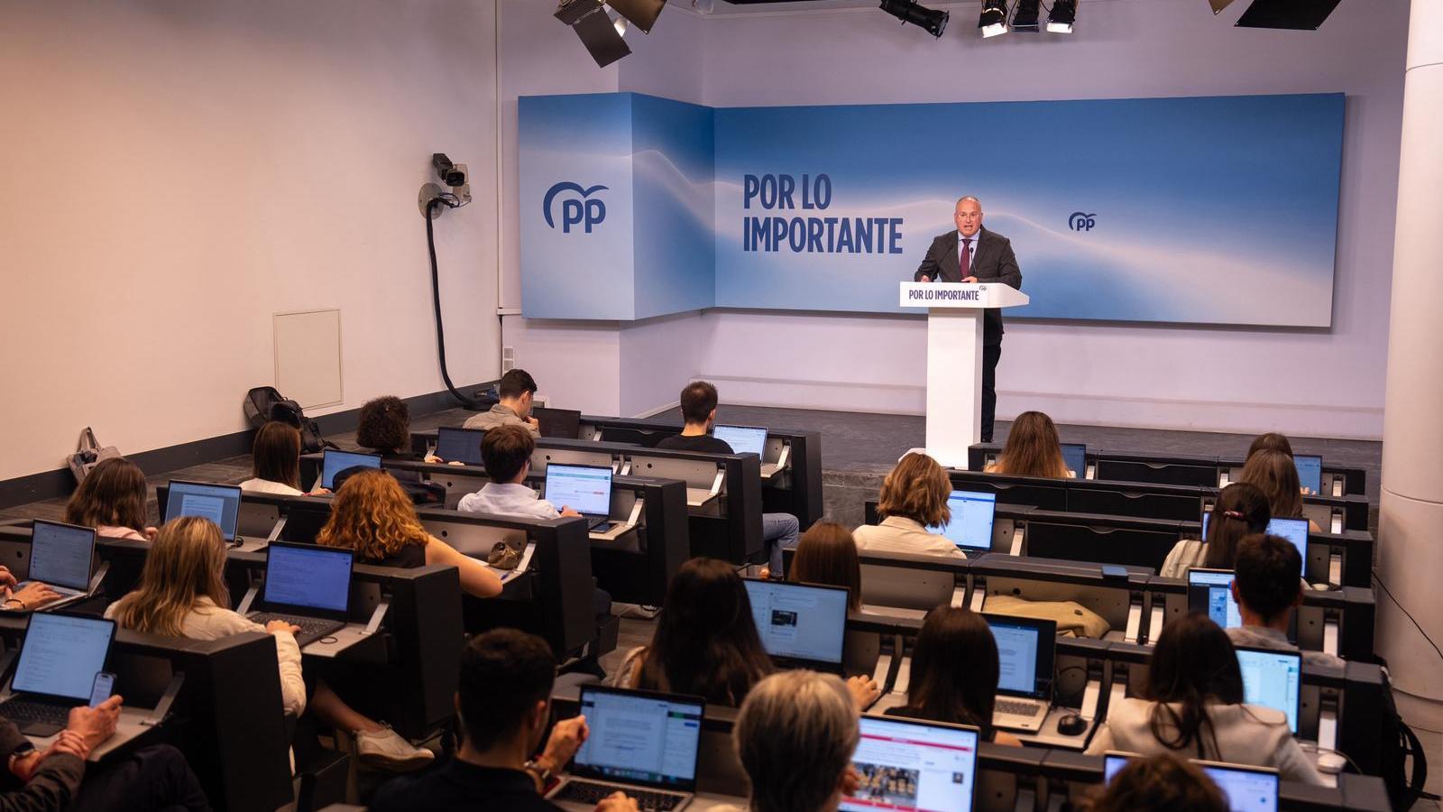 The number two of the PP, Miguel Tellado, in a press conference in Genoa