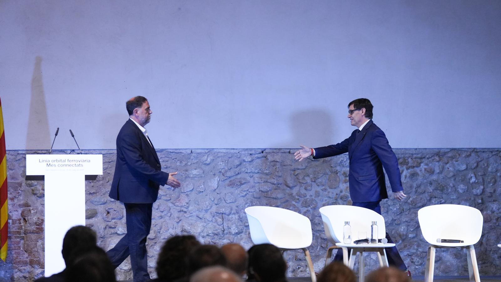 El presidente de la Generalitat, Salvador Illa (derecha), y el líder de ERC, Oriol Junqueras (izquierda), en un acto para impulsar la Línea Orbital Ferroviaria en Sant Sadurní d'Anoia.