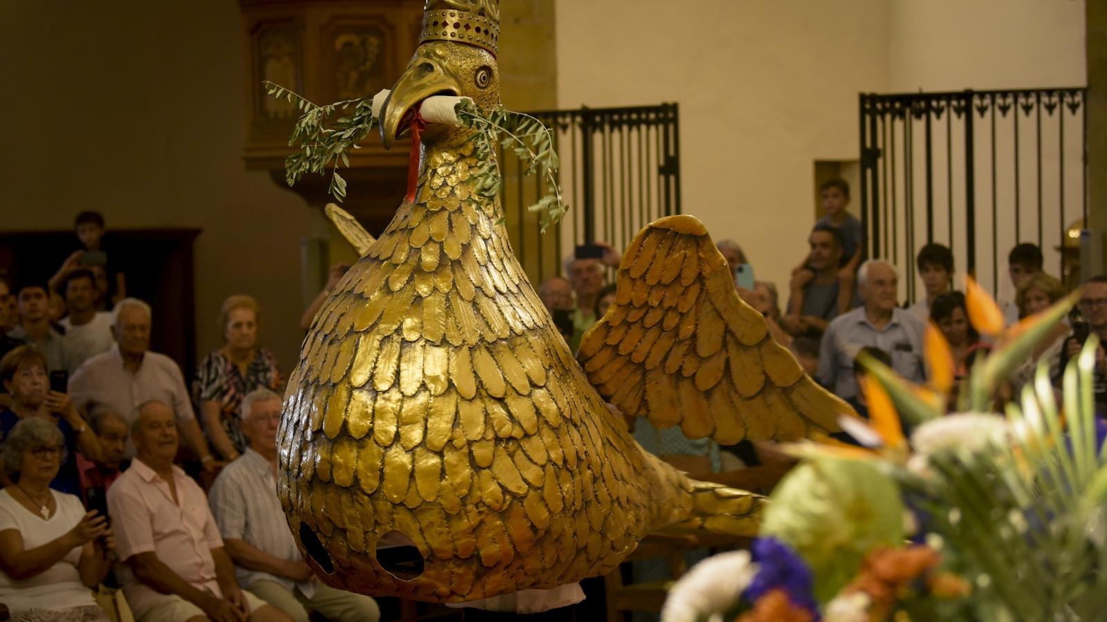 The eagle is the only figure of the Catalan festive bestiary that, for centuries, has retained the privilege of dancing inside the church of its town.