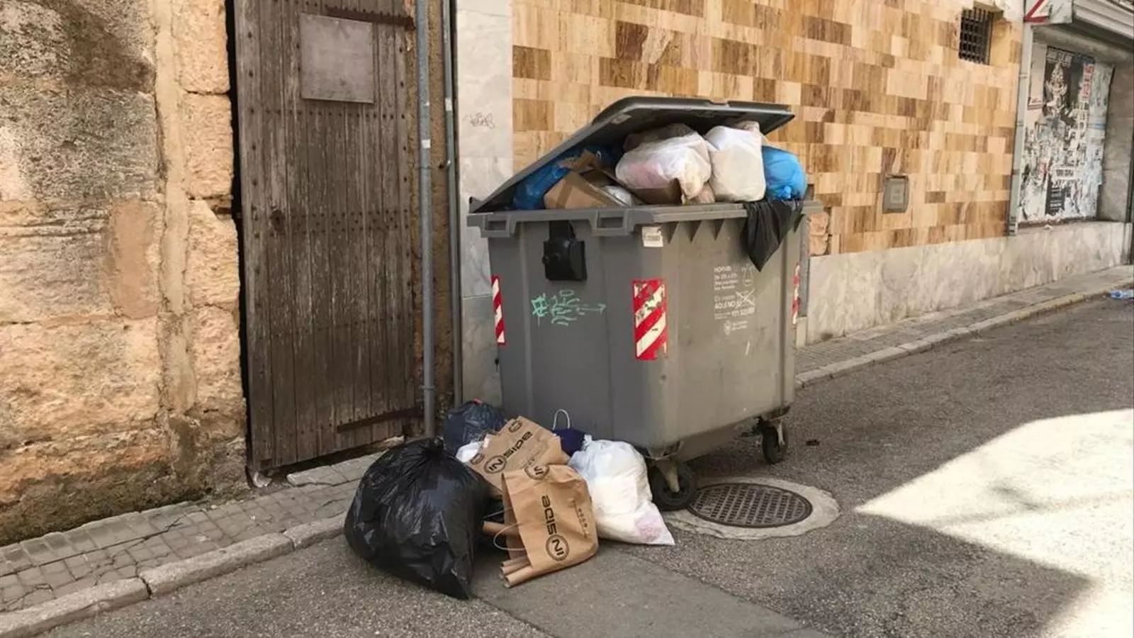 Un contenidor durant la vaga dels fems.