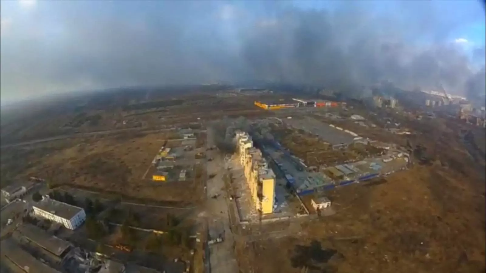Una vista aèria mostra edificis residencials danyats després d'un atac a Mariupol