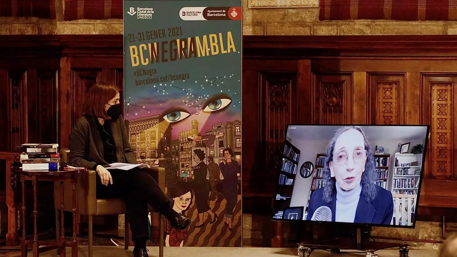 L'escriptora Joyce Carol Oates, al Saló de Cent de Barcelona, entrevistada per Anna Guitart
