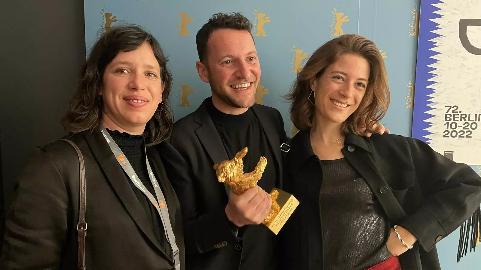 Daniela Cajías, Arnau Vilaró i Ana Pfaff amb l'Ós d'Or d''Alcarràs'