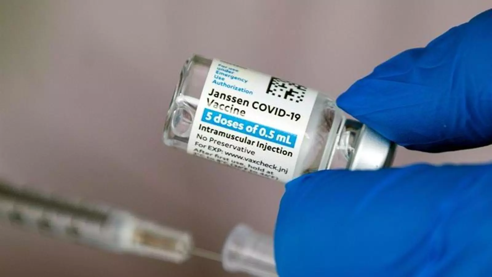 Un vial de la vacuna de Janssen
