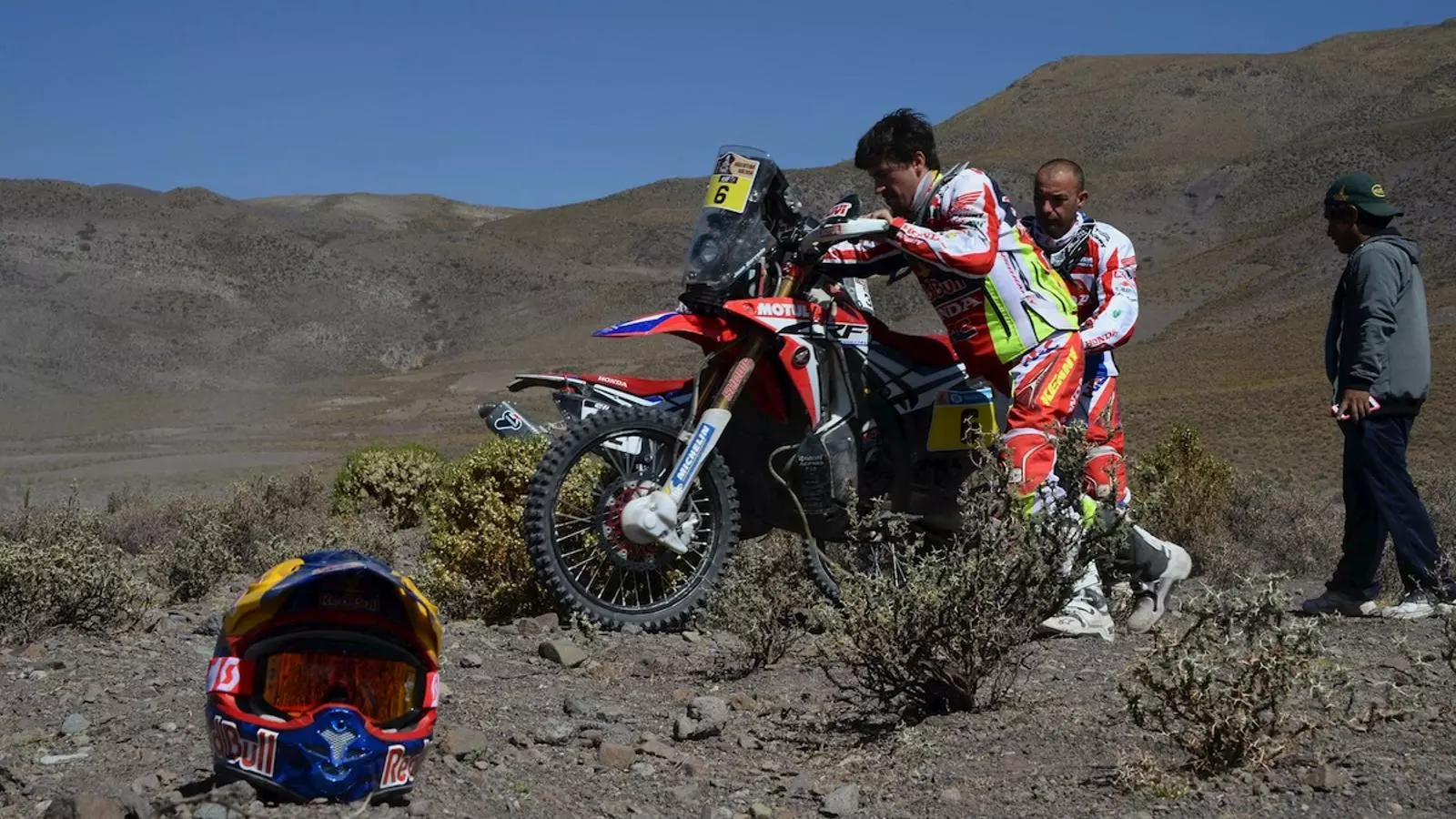 Joan Barreda rep l'ajuda de Paolo Ceci durant la sisena etapa del Dakar / JEROME PREVOST / REUTERS