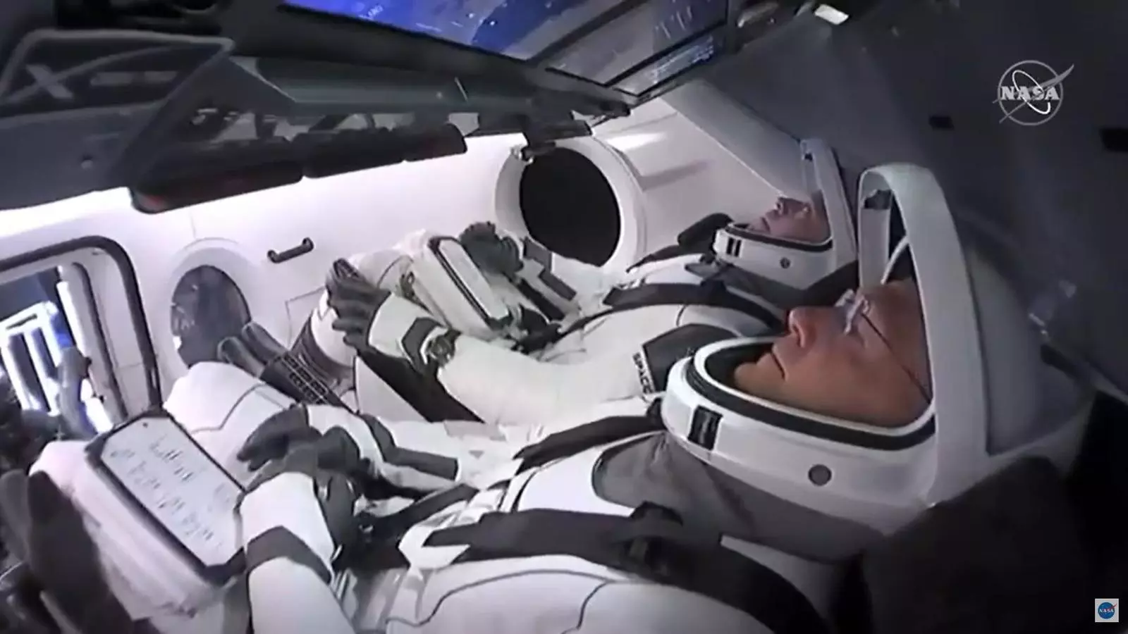 Els astronautes Bob Behnken i Doug Hurley a la càpsula de l'Space X.