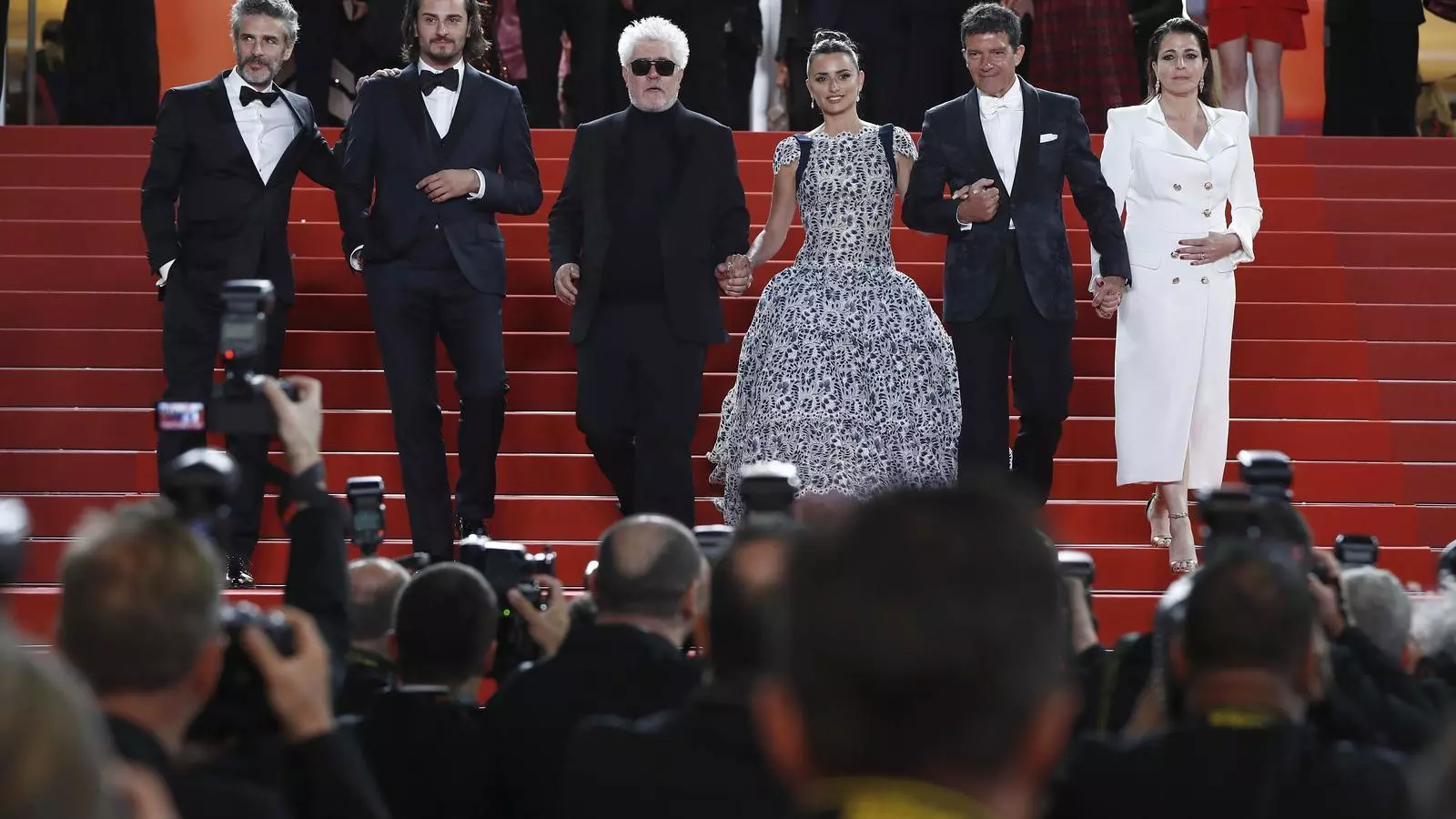 Pedro Almodóvar a la gala de 'Dolor y gloria' al festival de Canes, amb Leonardo Sbaraglia, Asier Etxeandía, Penélope Cruz i Antonio Banderas