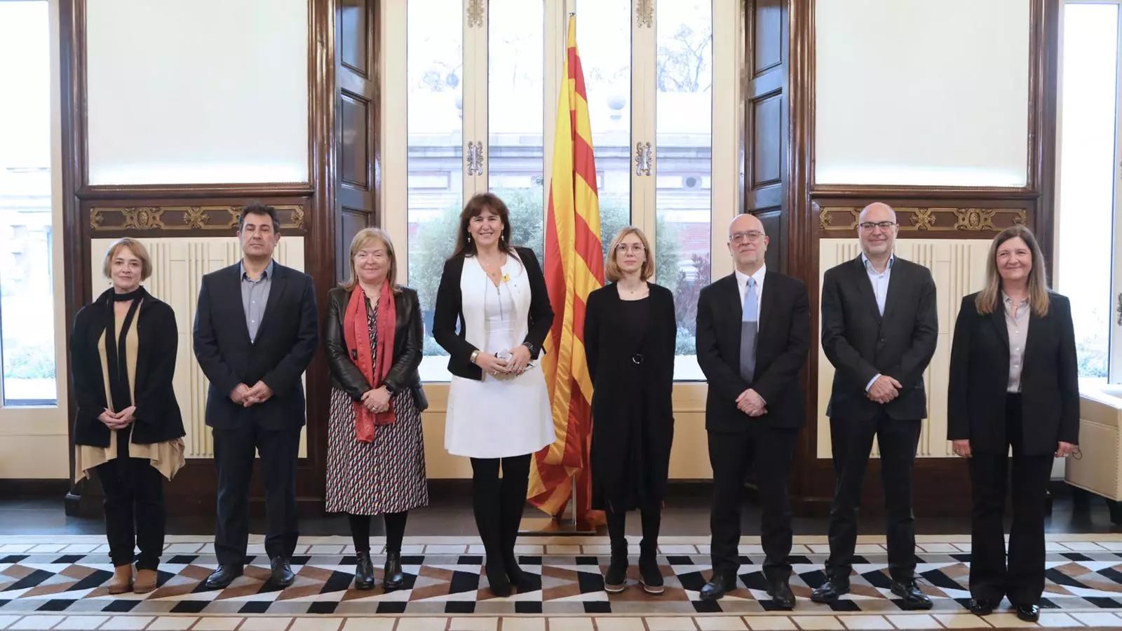 La presidenta del Parlament, Laura Borràs, amb el nou consell de govern de la CCMA
