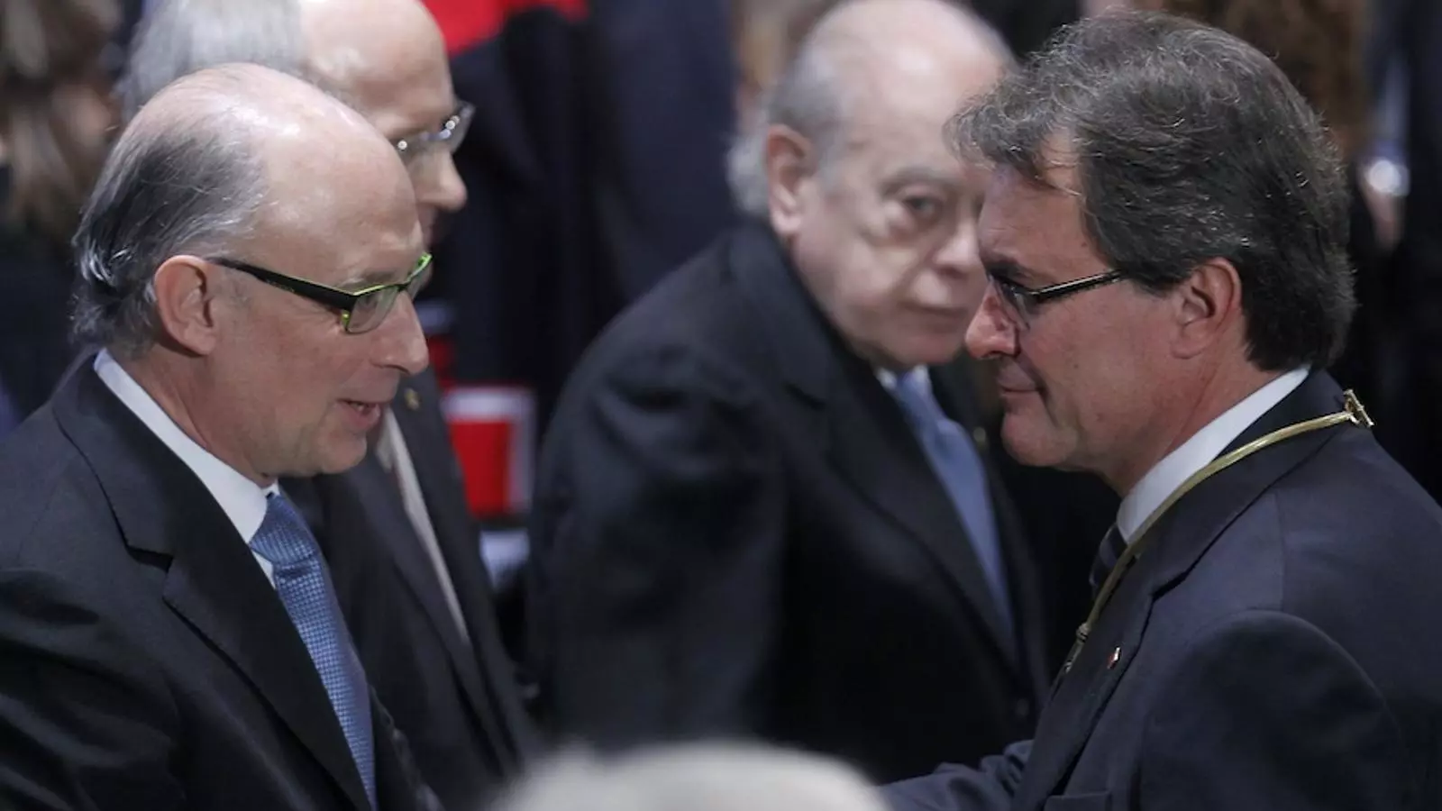 Artur Mas, saluda el ministre d'Hisenda, Cristóbal Montoro, en la presa de possessió / AFP