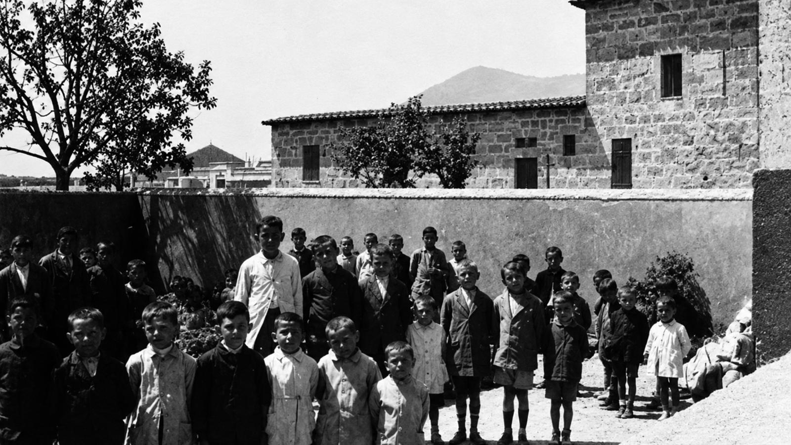 El pati de l’escola dels nins l’any 1928, de Francesc Rosselló Gil, en la qual es veu l’edifici de les nines en obres, al fons.