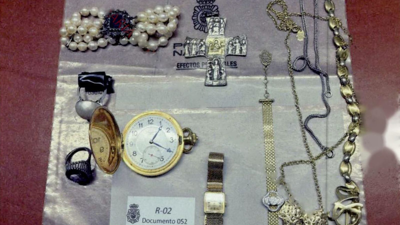 Some jewels that the UDEF seized at the office of José Luis Rodríguez Zapatero.
