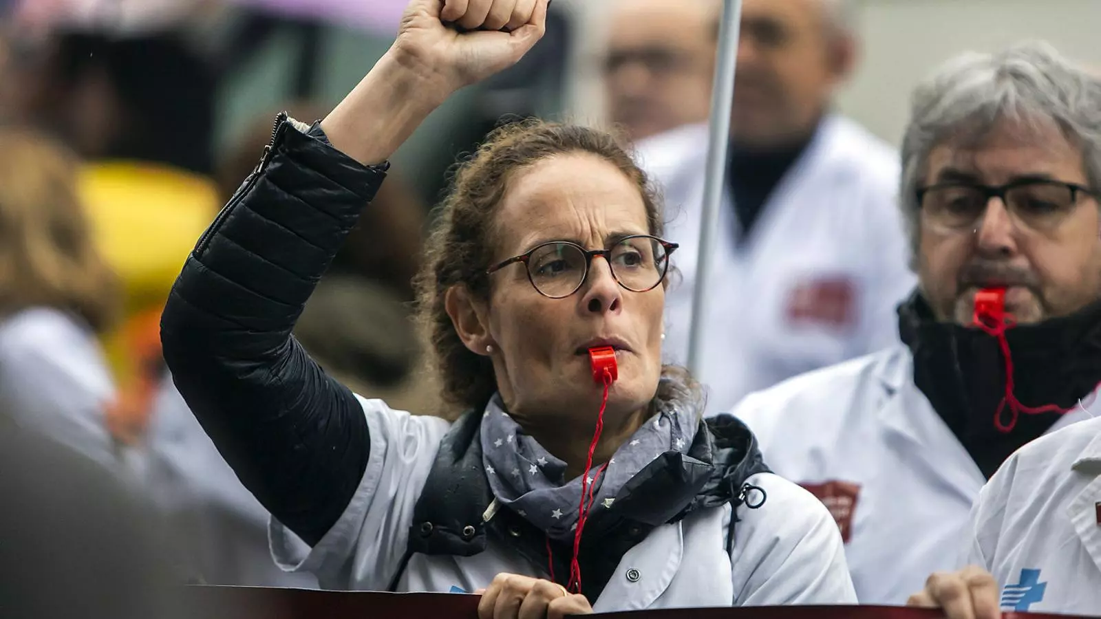 Una professional sanitària de l’ICS durant una de les moltes protestes d’aquests quatre dies de vaga de la primària.