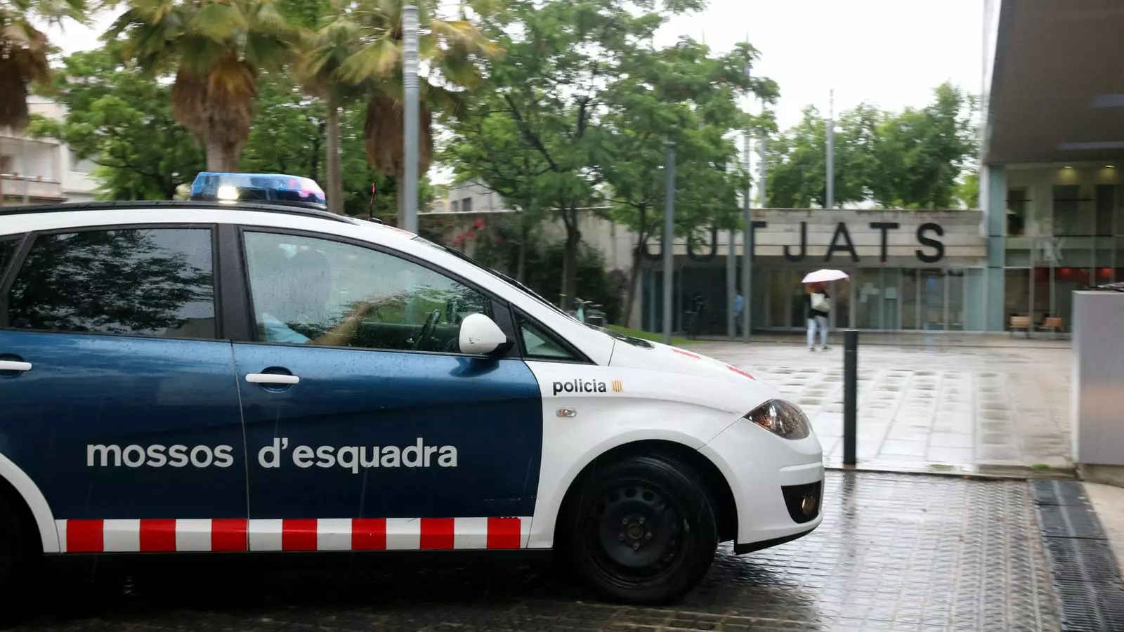Un vehicle dels Mossos d'Esquadra traslladant als jutjats de Vilanova i la Geltrú el detingut