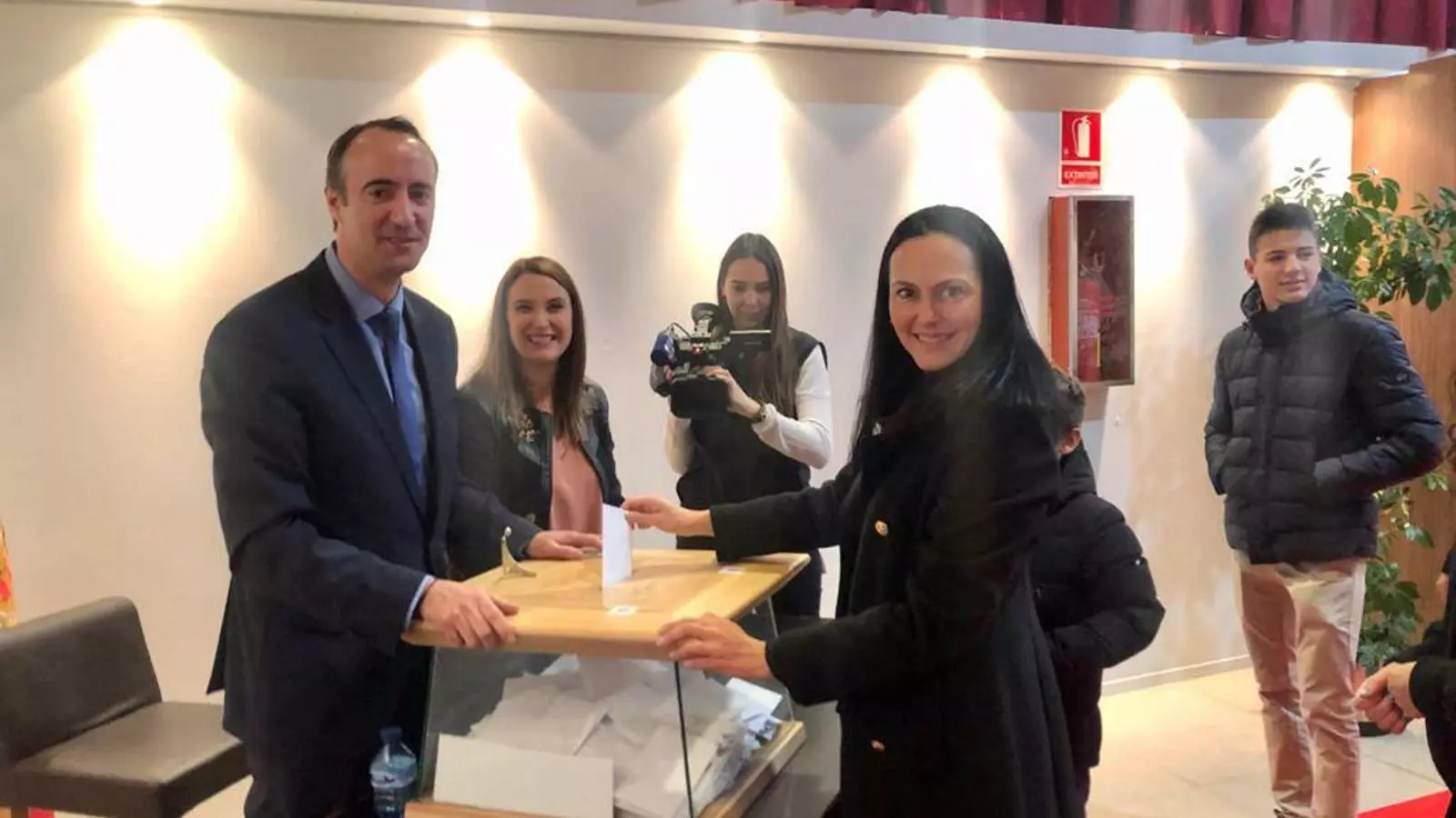 La candidata de Ciutadans Compromesos, Olga Molné, ha votat aquest diumenge al comú de la Massana. / CC