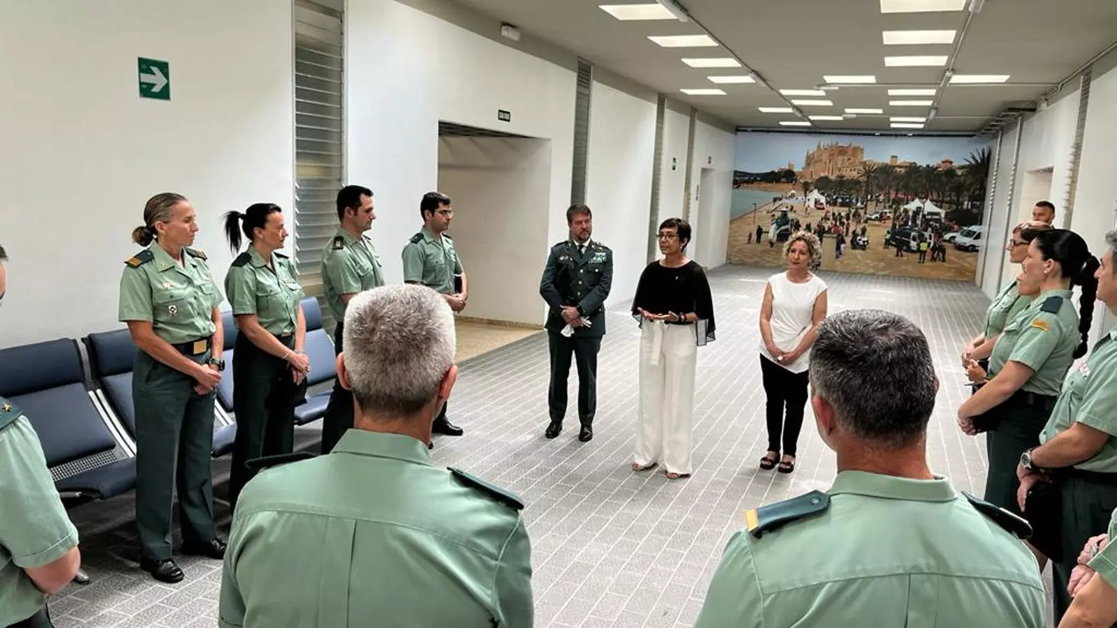 Al centre, la directora general de la Guàrdia Civil, Maria Gámez, aquest dimarts a la comandància de Palma.