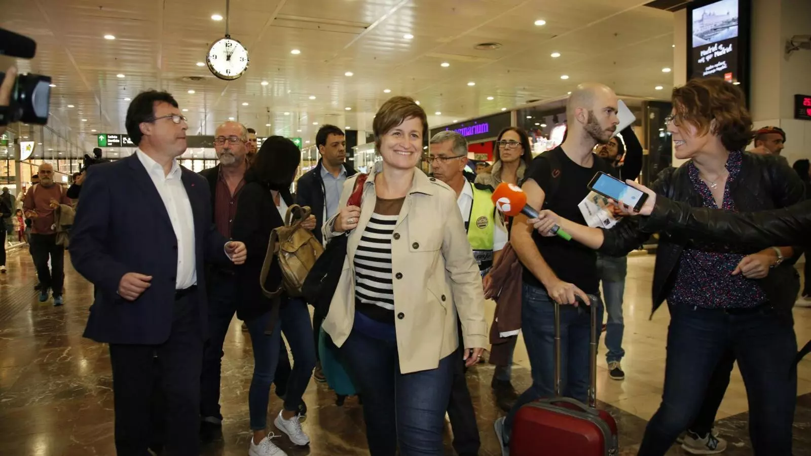 Joan Josep Nuet i Anna Simó, membres de la mesa del Parlament, a l'estació de Sants per marxar a Madrid per anar a declarar al Tribunal Suprem