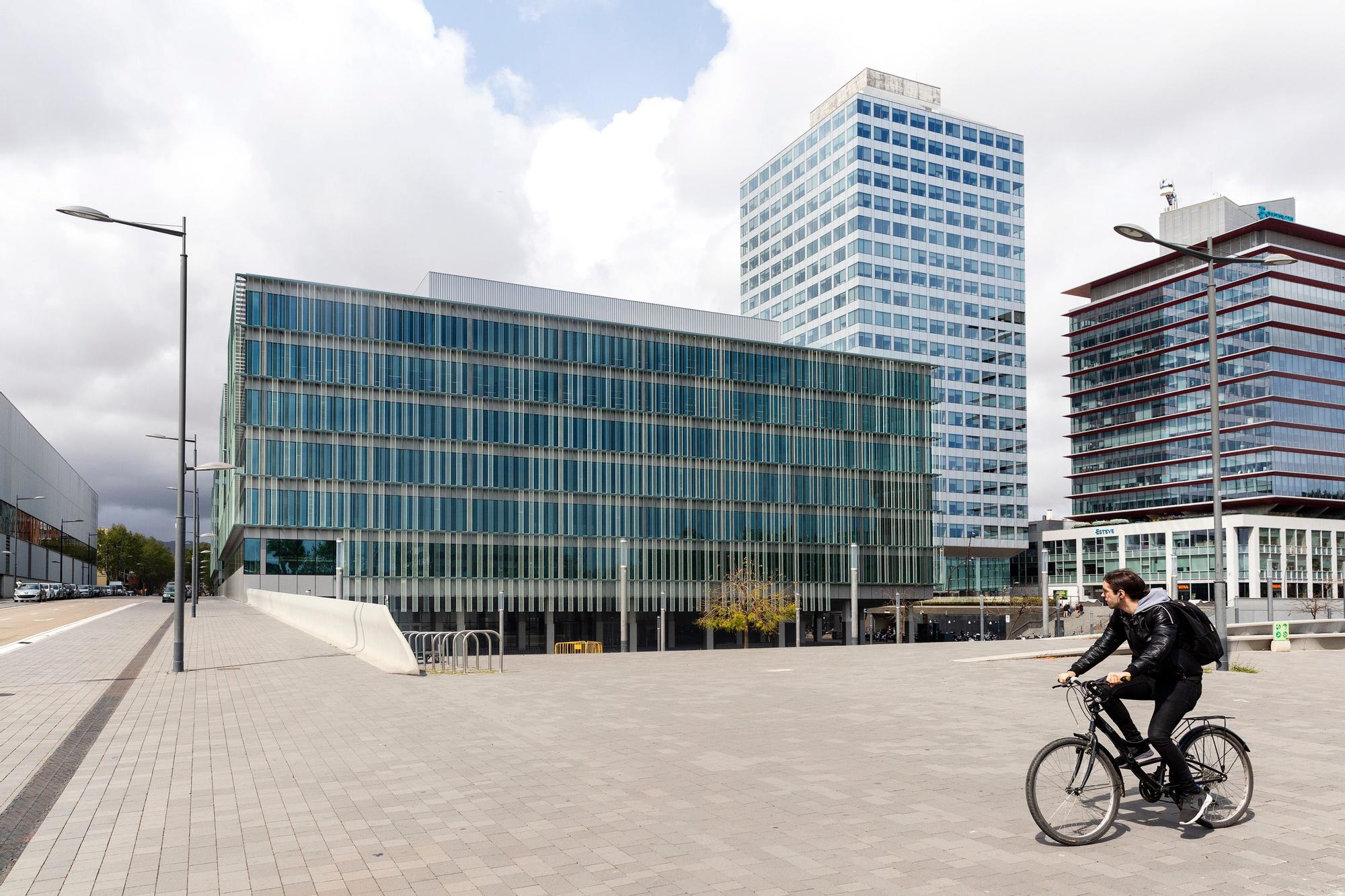 Edifici del districte administratiu de la Zona Franca