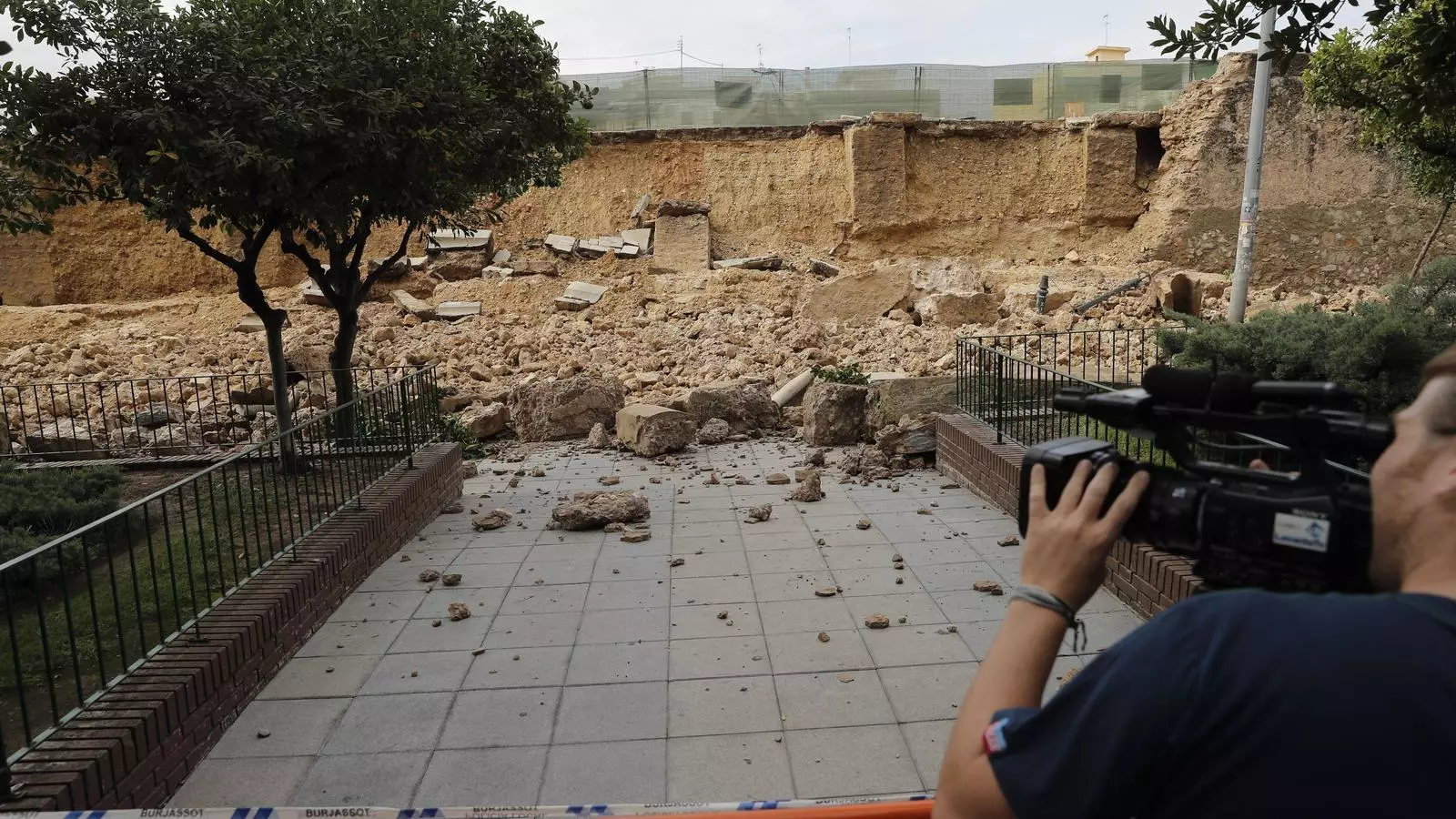 El mur del Pati de les Sitges de Burjassot ensorrat per la pluja
