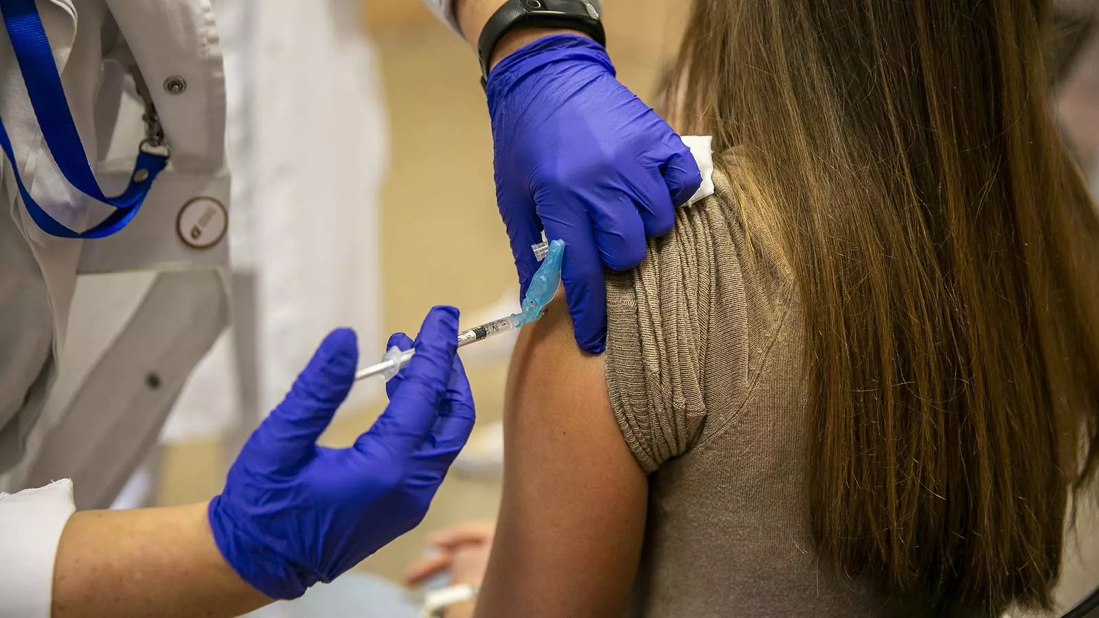Treballadors de l'Hospital de Terrassa vacunant-se del covid.
