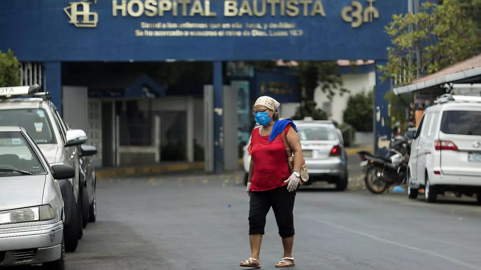 Tot i que el govern insisteix a negar el risc de propagació del virus, els nicaragüencs han aconseguit mascaretes i les porten pel carrer, com aquesta dona a Managua.