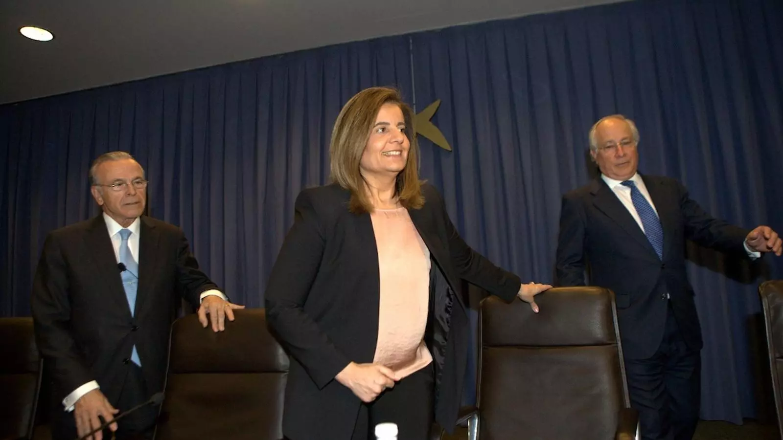 La ministra de Treball espanyol, Fátima Báñez, entre Isidre Fainé i Joan Maria Nin, a la Caixa, aquest dilluns / CÈLIA ATSET
