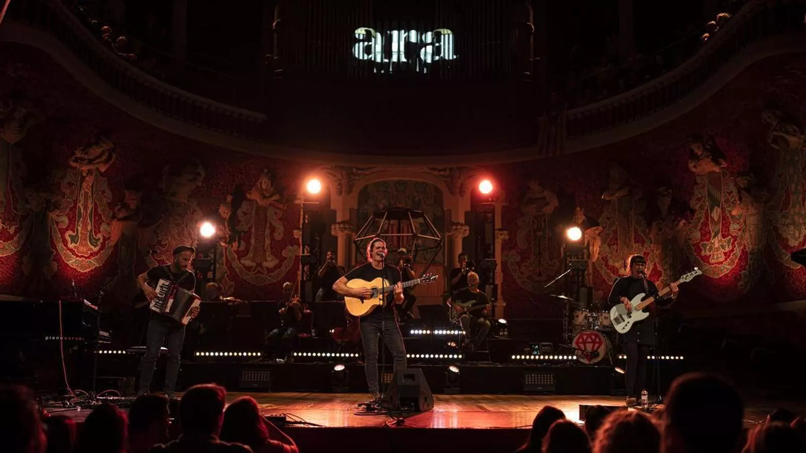 Els Catarres en plena actuació al Palau de la Música catalana, emn el concert de La Nit de l'ARA