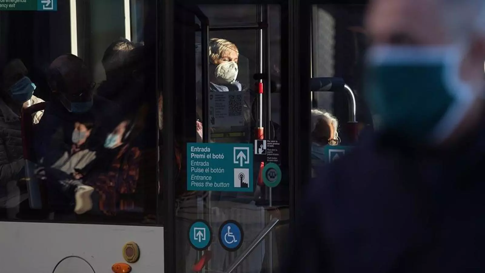 Diverses persones dins d'un autobús, aquest dimecres a Barcelona