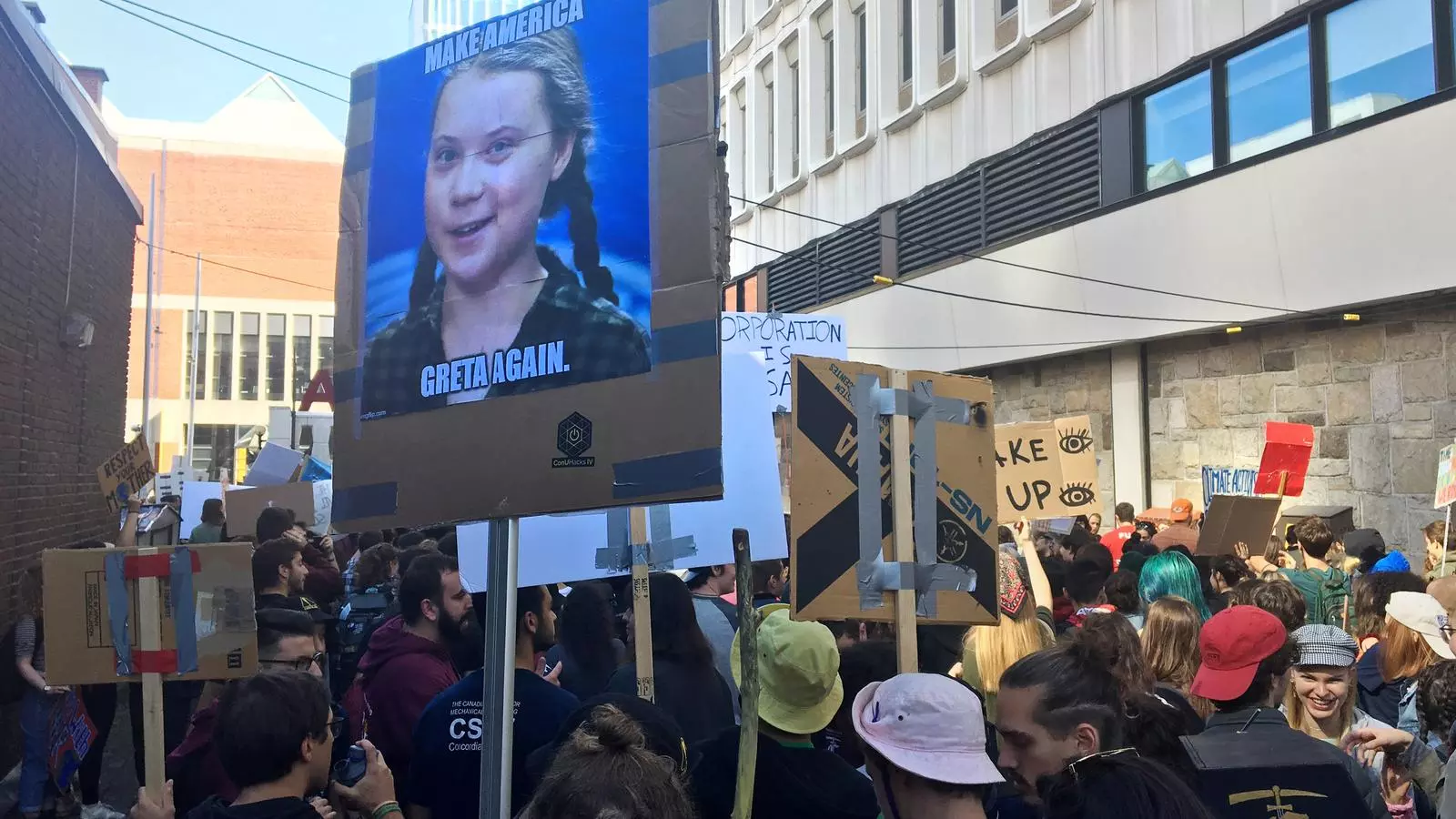 Una gran pancarta de Greta Thunberg a la protesta de Monreal a favor del planeta
