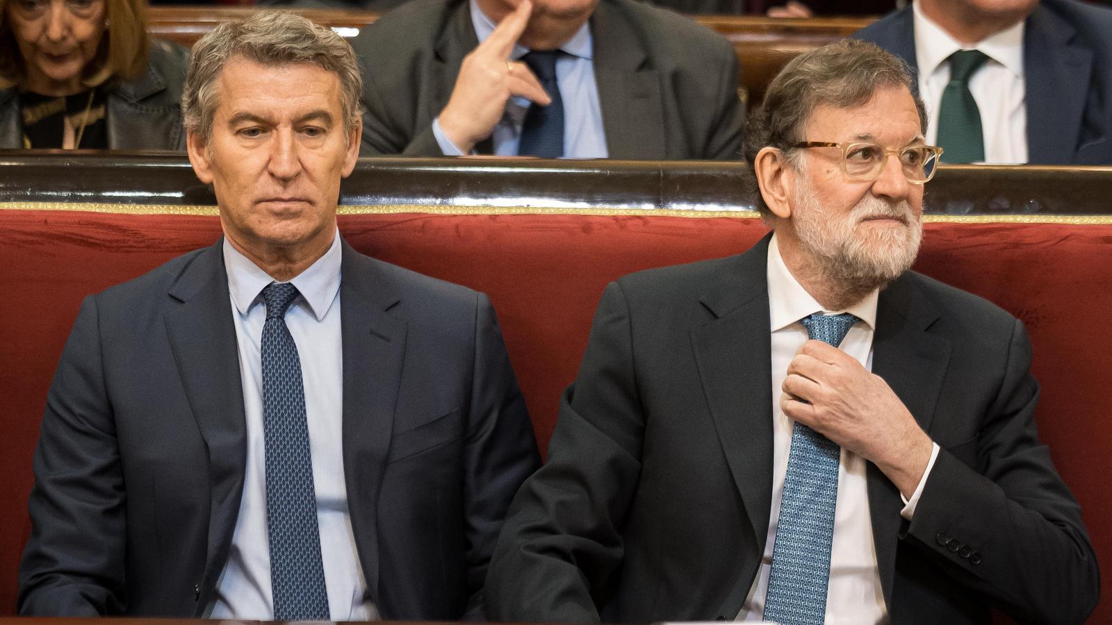 El presidente del Partido Popular, Alberto Núñez Feijóo, y el expresidente del Gobierno Mariano Rajoy, durante la presentación del libro 'El Rey' de Manuel García-Pelayo, en el Senado.