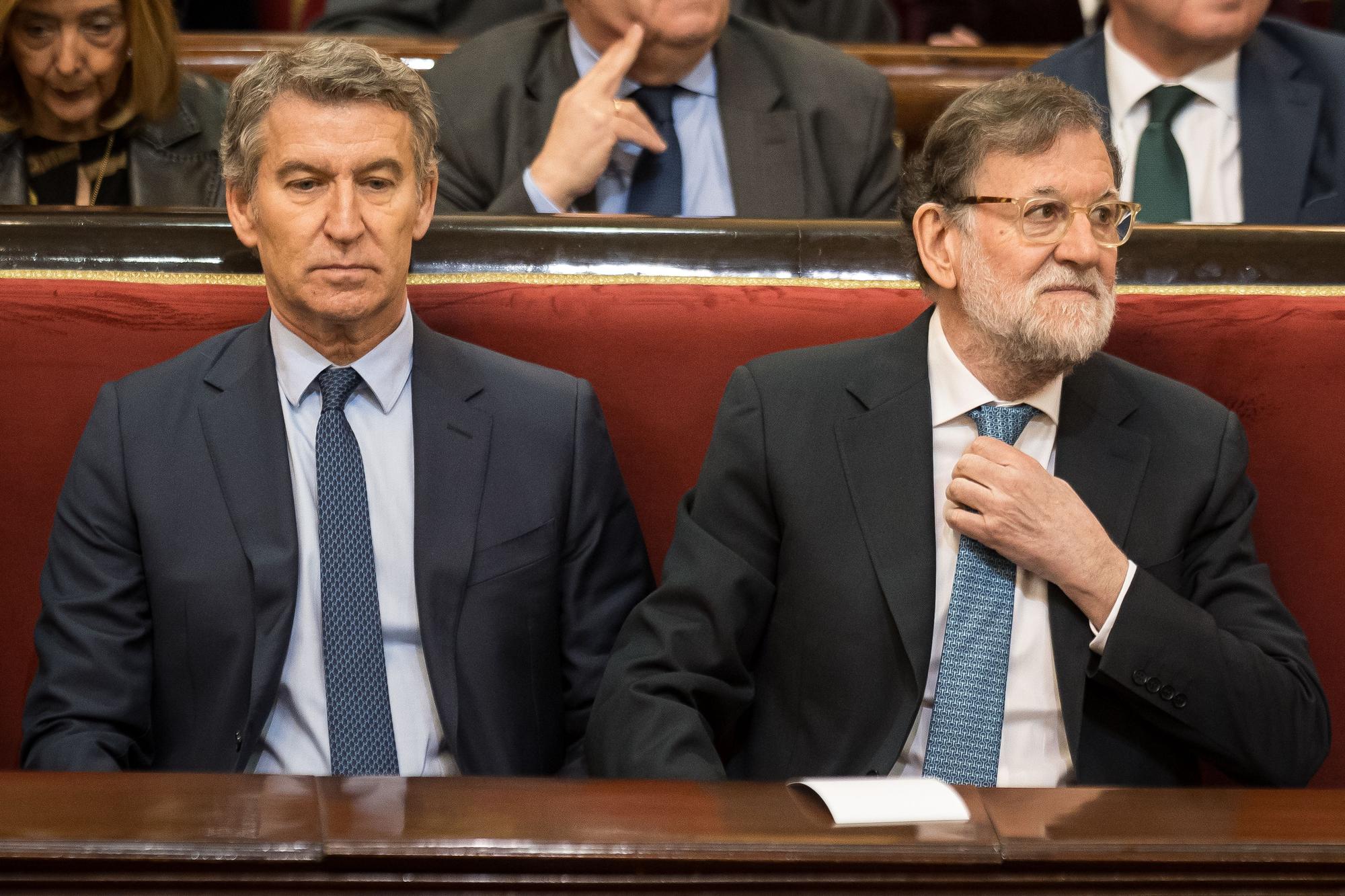 El president del Partit Popular, Alberto Núñez Feijóo, i l'expresident del Govern Mariano Rajoy, durant la presentació del llibre 'El Rey' de Manuel García-Pelayo, al Senat.
