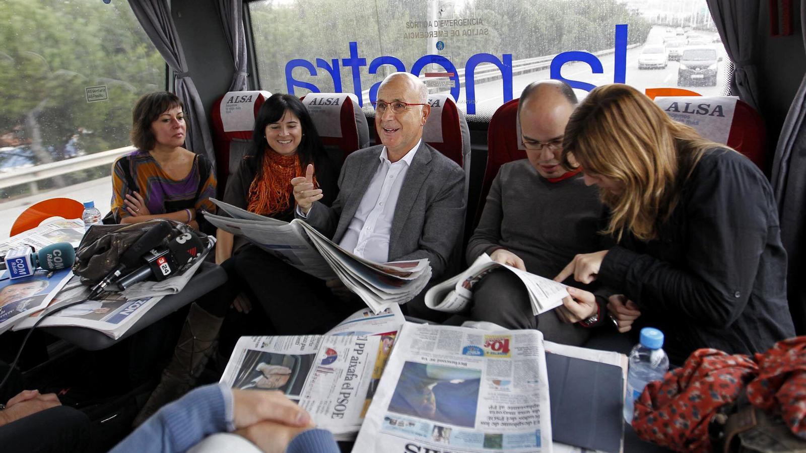 Duran i Lleida fulleja els diaris ahir al bus de premsa de CiU.