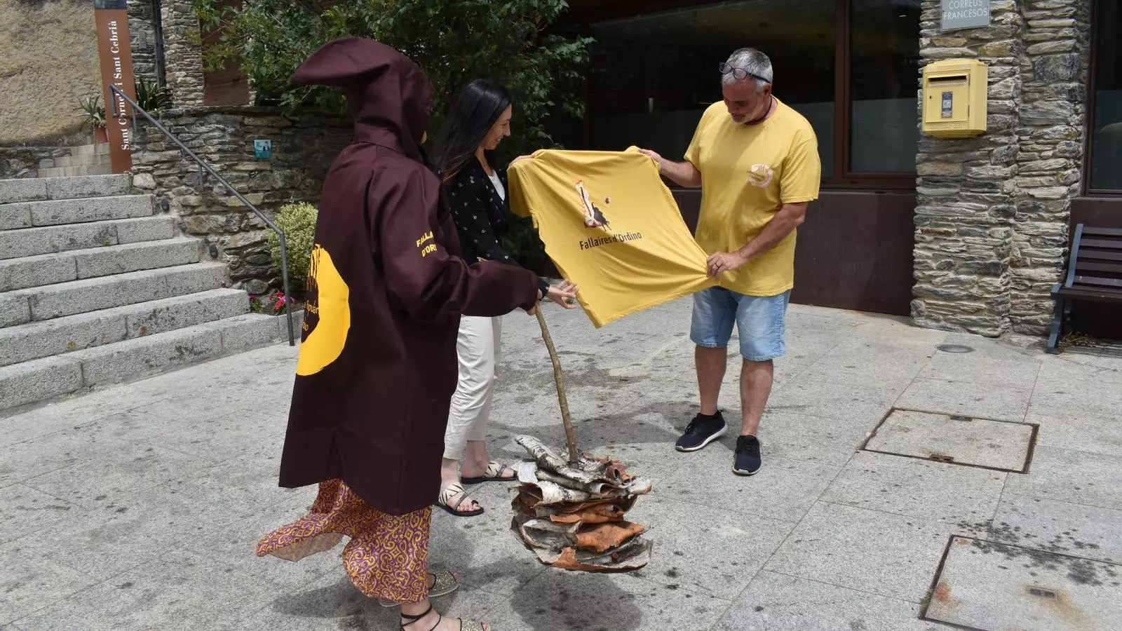Una mostra de les falles, la capa i les samarretes dels fallaires d'Ordino.