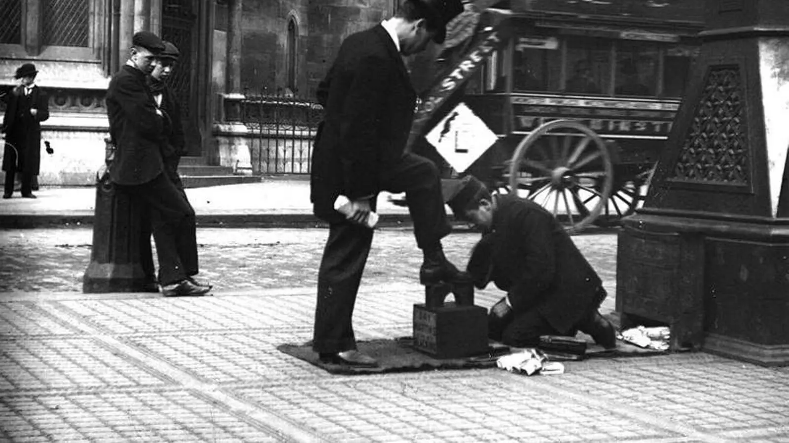 Un enllustrador trabaja en medio de la calle.