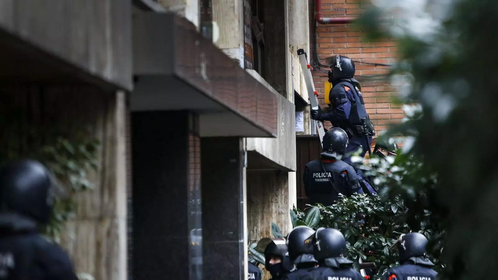 Agents antiavalots dels Mossos d’Esquadra intervenint en el desnonament d’una família al barri de Gràcia de Barcelona al desembre.