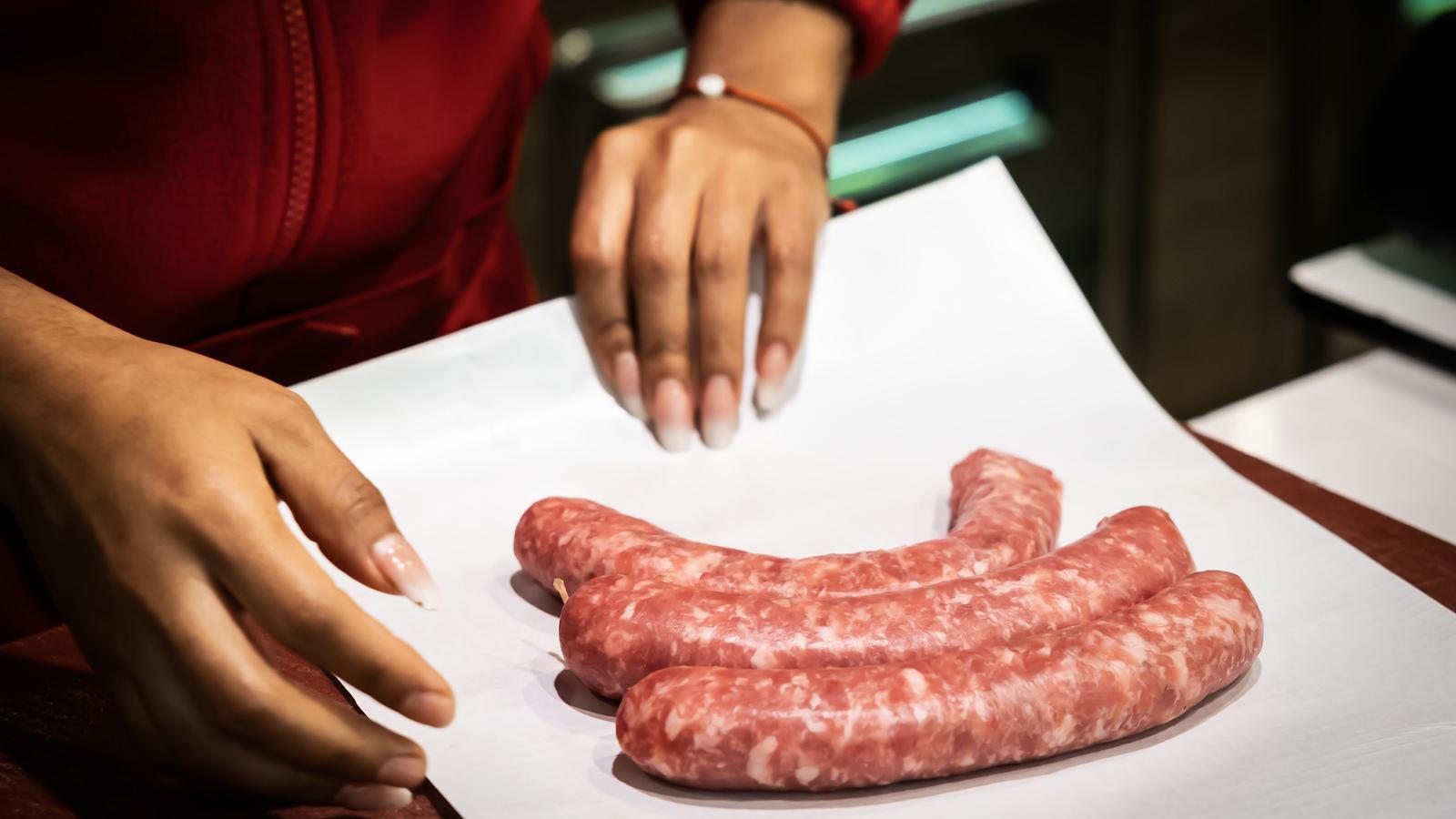 Un puesto de carne y charcutería en el Mercado de Sant Antoni, en una imagen de archivo.