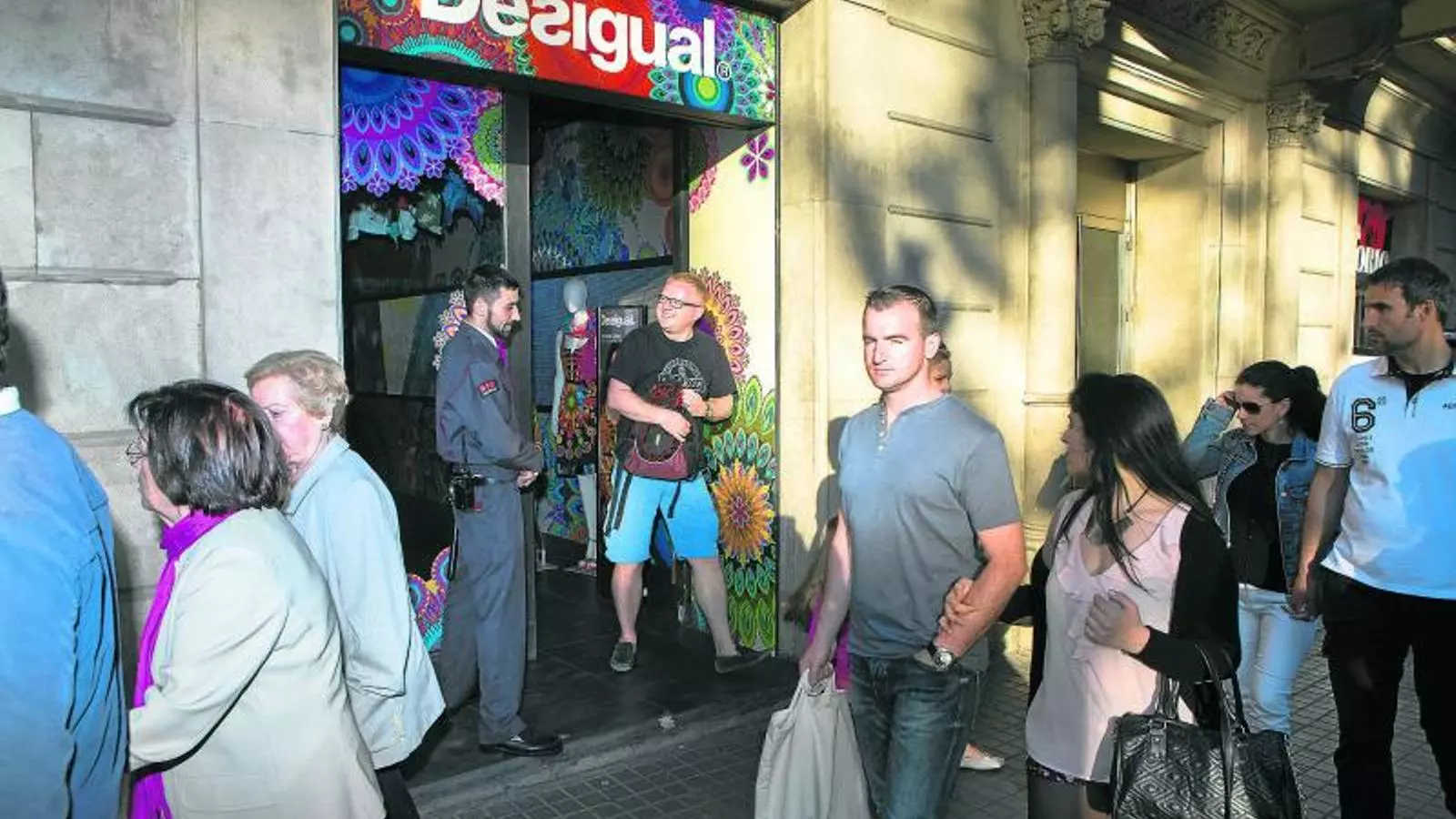 DEMANDA EXISTENT Desigual obre les seves botigues del centre de Barcelona els diumenges per acollir la demanda de turistes.