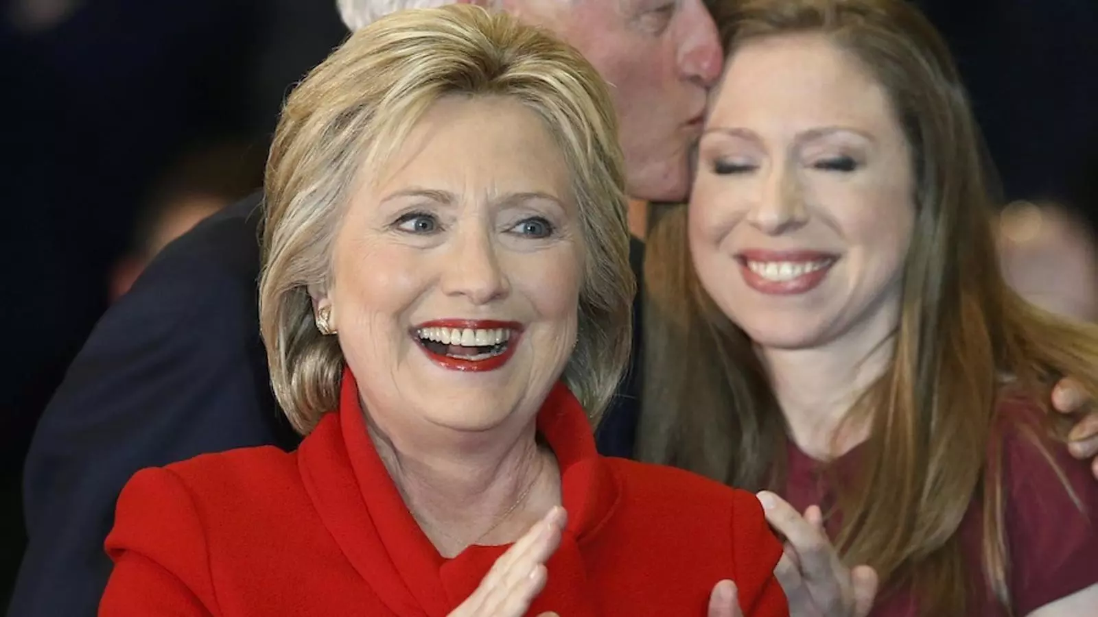 Hillary Clinton celebrant la victòria a Iowa. / Reuters