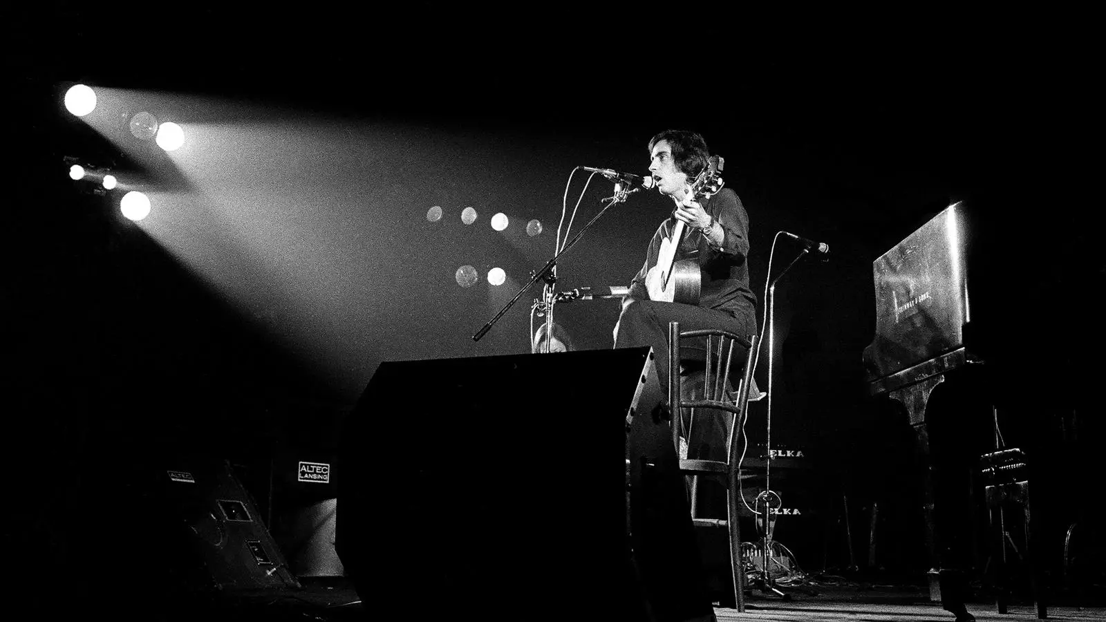 Concert de Lluís Llach al Palau d'Esports de Barcelona l'any 1976.