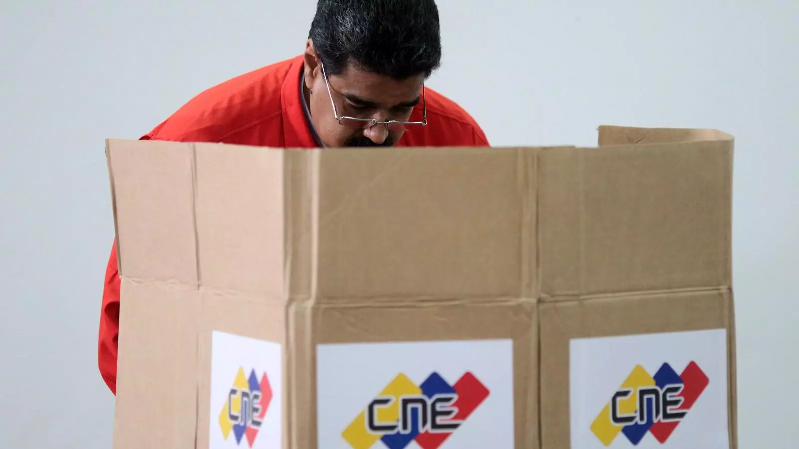 Nicolás Maduro, votant aquest matí per a l'Assemblea Nacional Constituent. REUTERS