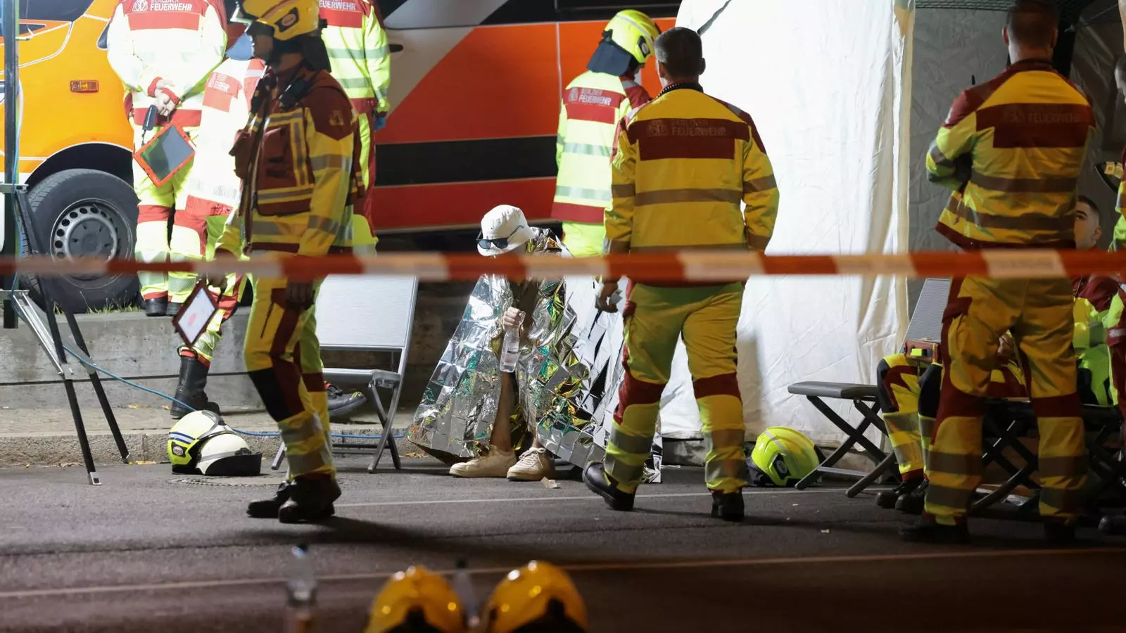 Els cossos d'emergències atenen els ferits després d'un atropellament a Berlín.