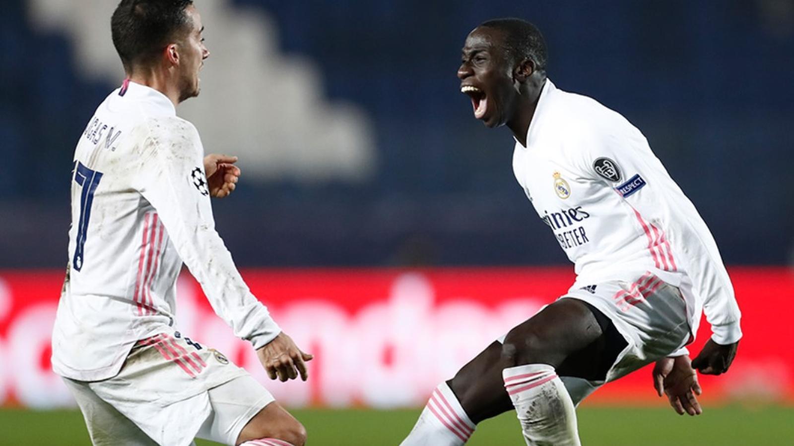 Mendy celebra el gol del triomf del Madrid a terres italianes.