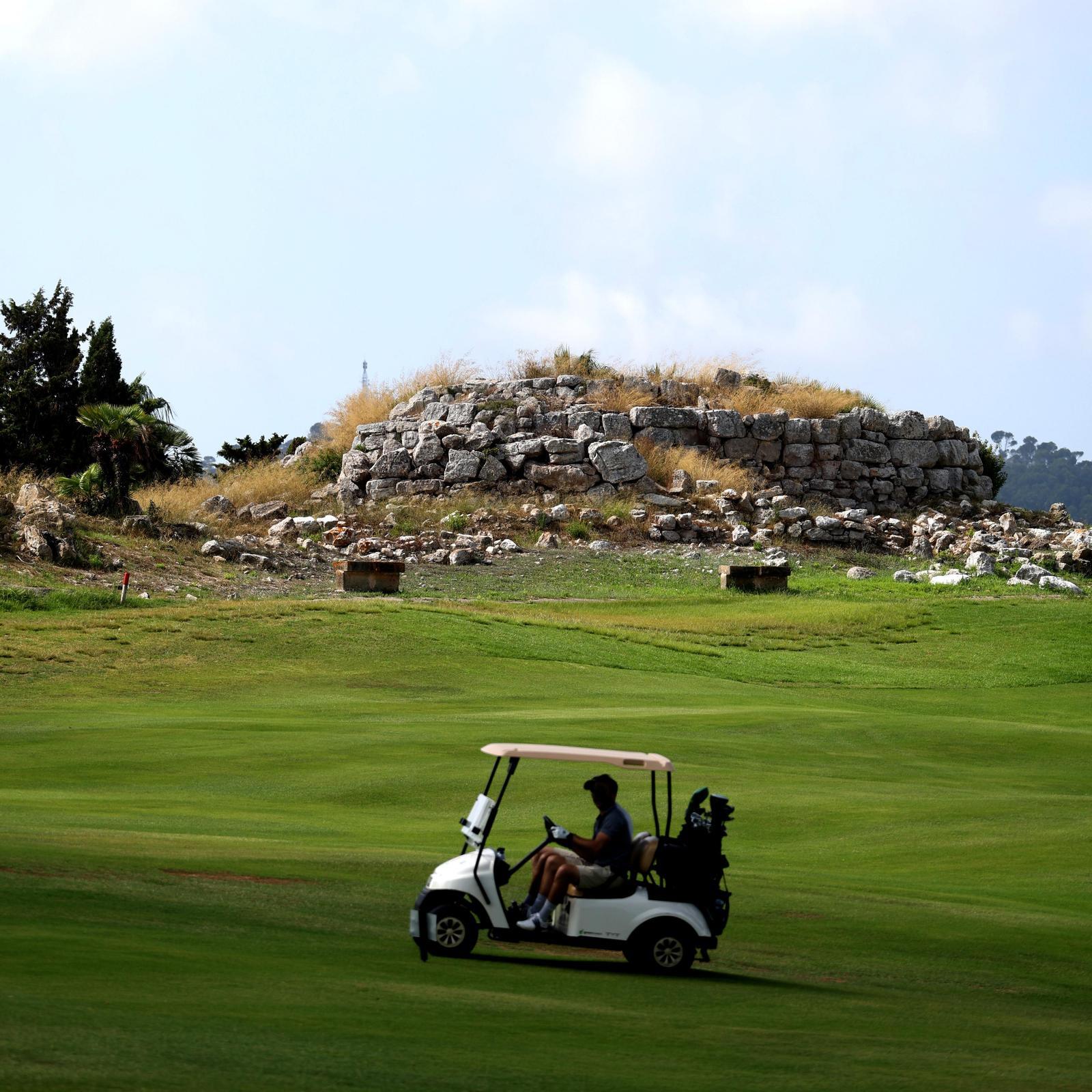 El talaiot de Pula es troba tancat per un camp de golf.