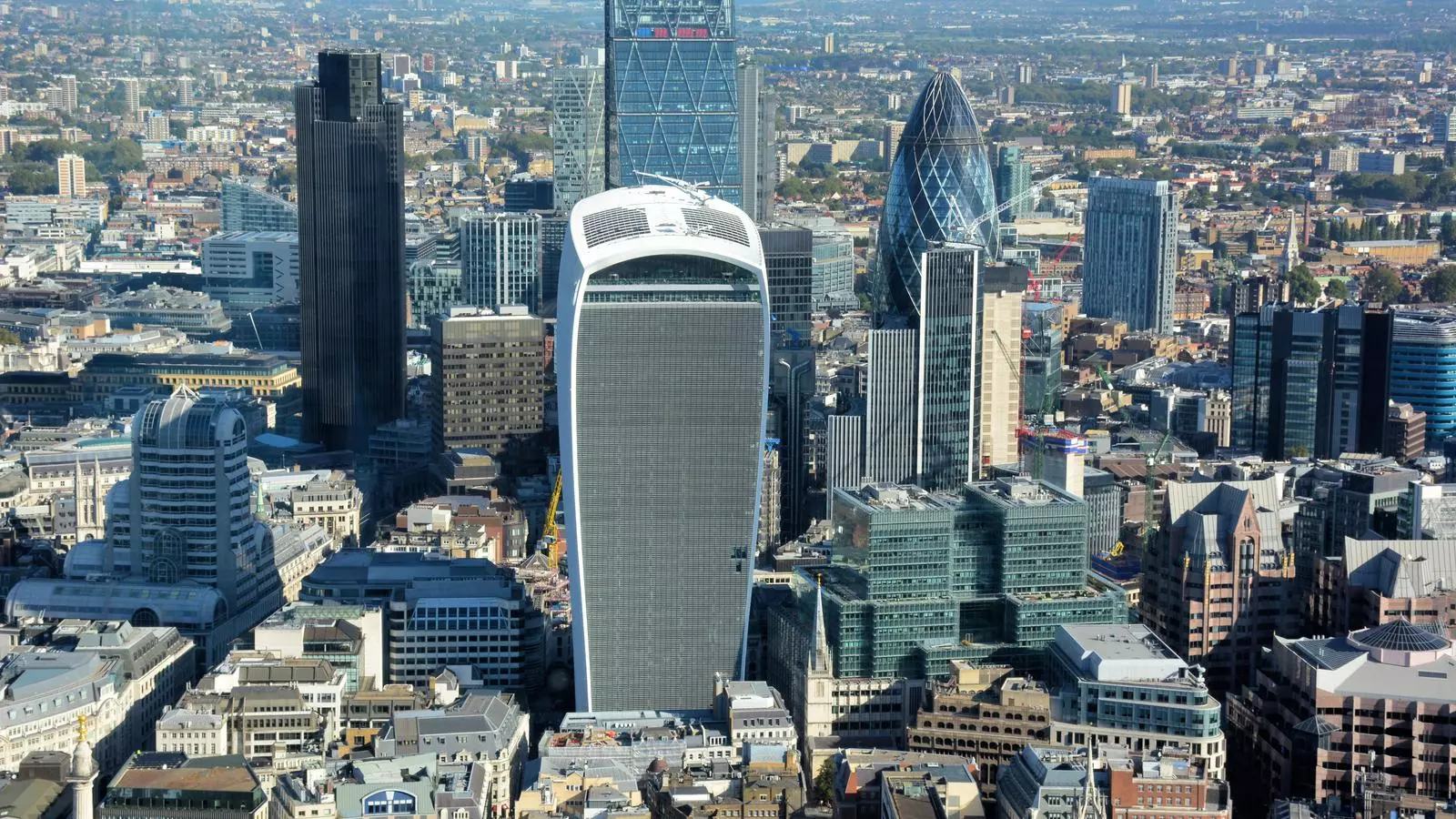 La City de Londres té 22 edificis de més de cent metres d'alçada. A la imatge, al centre, en segon terme, el Leadenhall, i a la dreta, el Grekhin