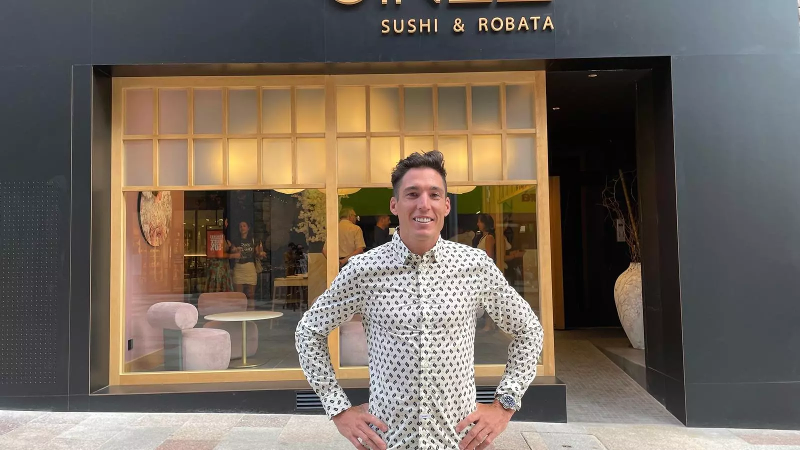 Aleix Espargaró a l'entrada del nou Ginza 41.