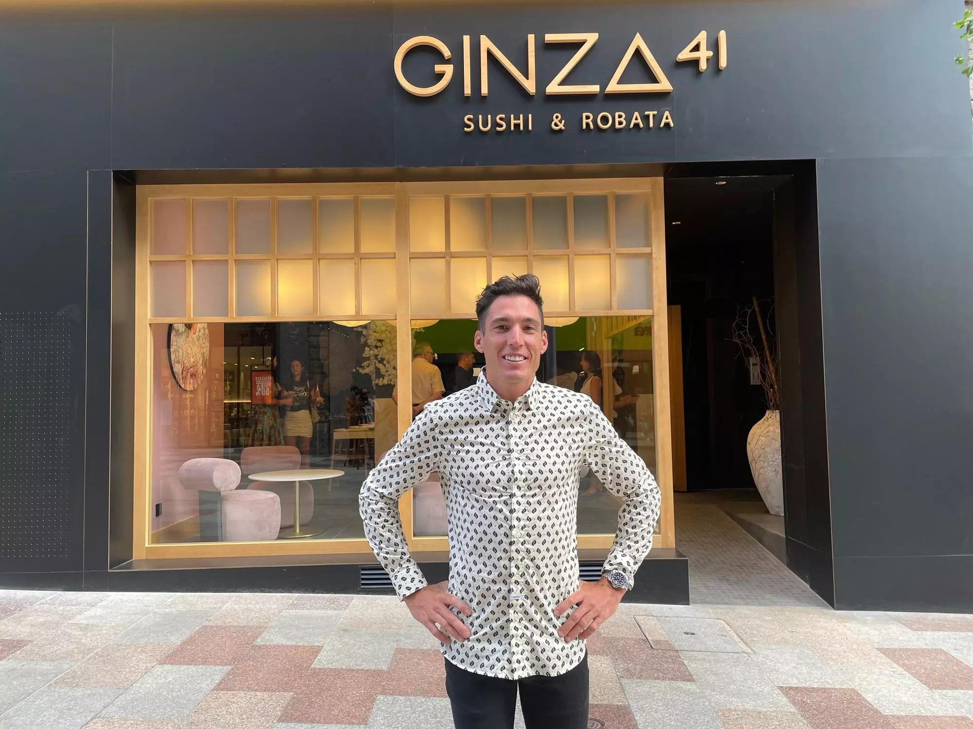 Aleix Espargaró a l'entrada del nou Ginza 41.