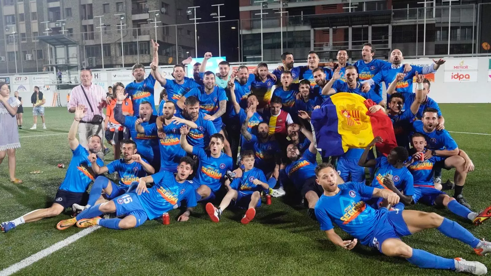 L'equip celebrant la victòria.