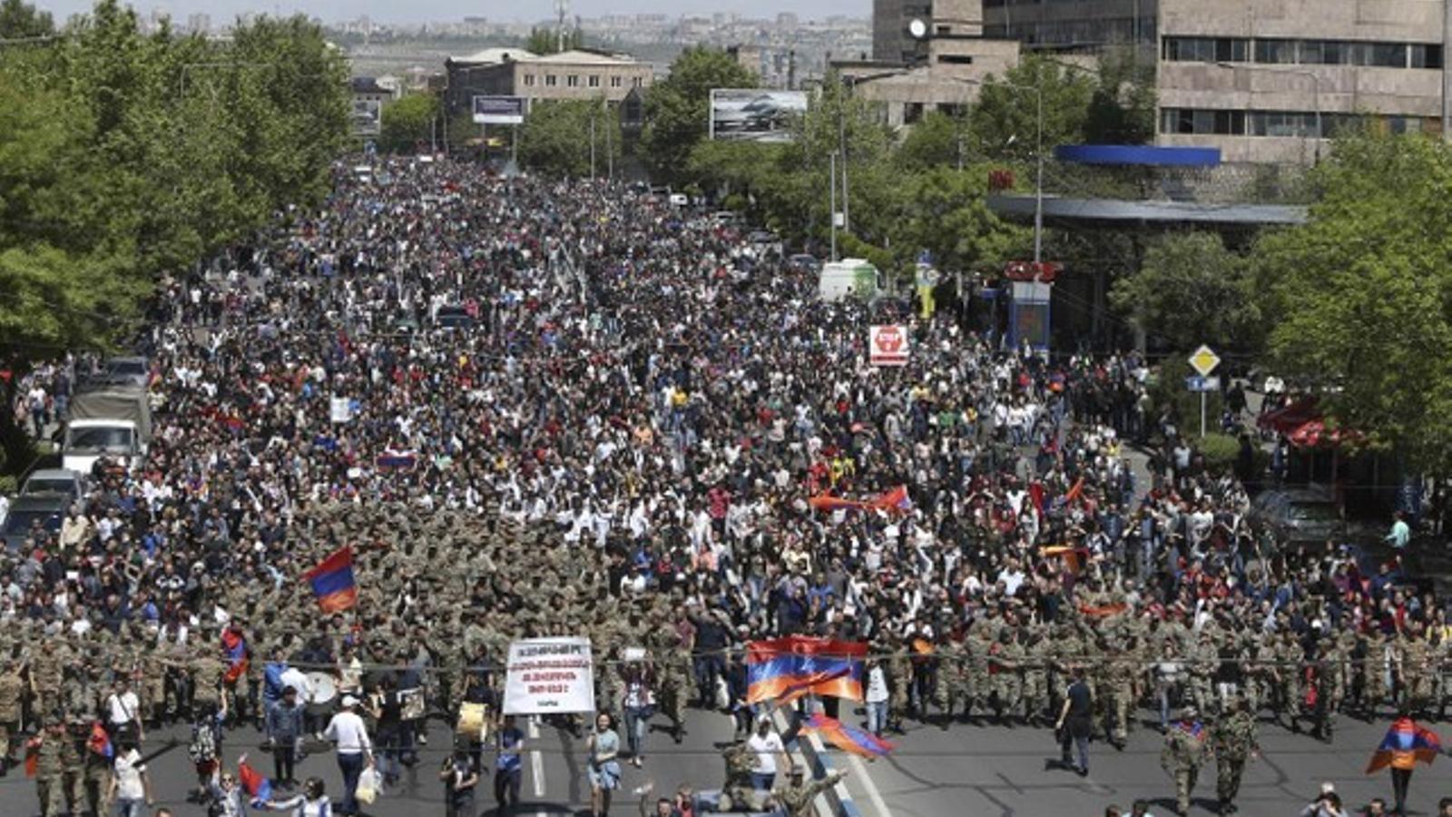 Desenes de milers de persones es manifesten a Erevan contra el primer ministre d'Armènia