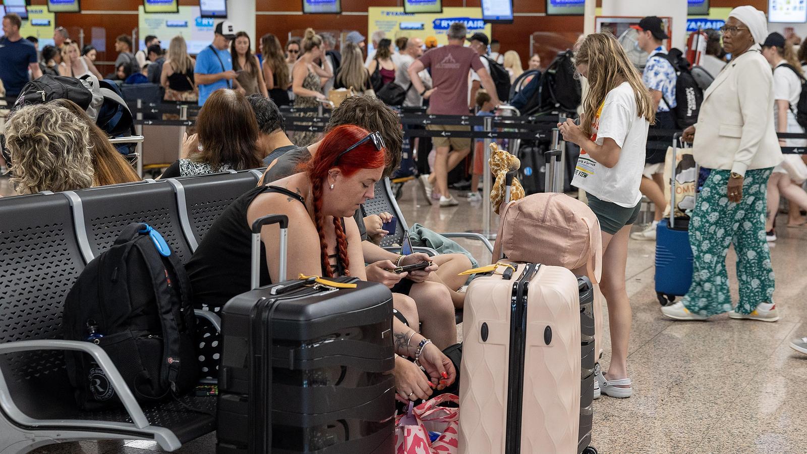 Turistas esperan en el aeropuerto del Prat, en una imagen de archivo.