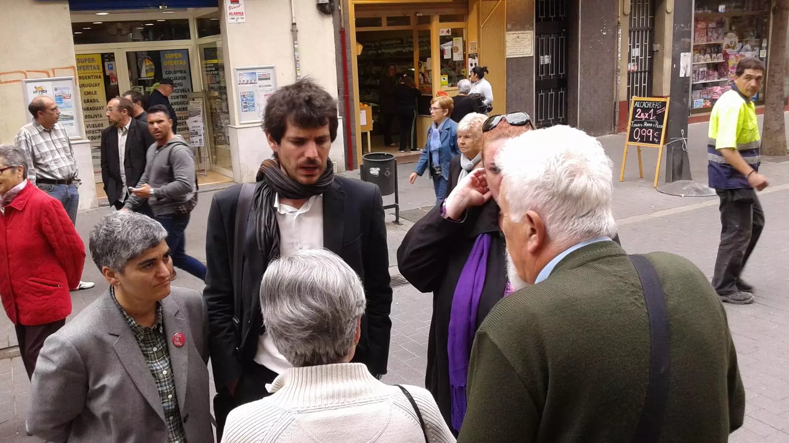 El candidats d'ICV-EUiA Ernest Urtasun i Núria Lozano, han ha parlat amb diversos veïns de Sant Adrià del Besòs / ARA